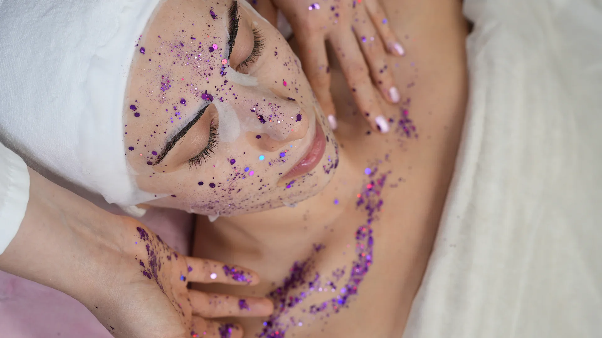 Original Mirra Bella Glow4Facial mask treatment in progress